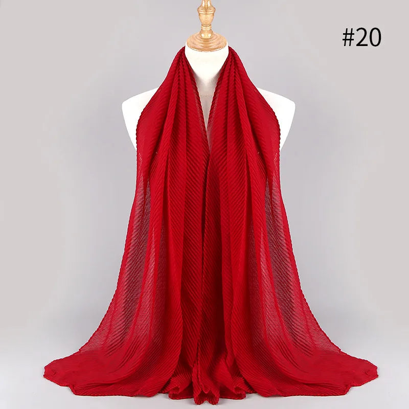 Leuchtend rote, einfache Baumwoll-Hijab-Schal mit voller Bedeckung, auf einem Mannequin drapiert.