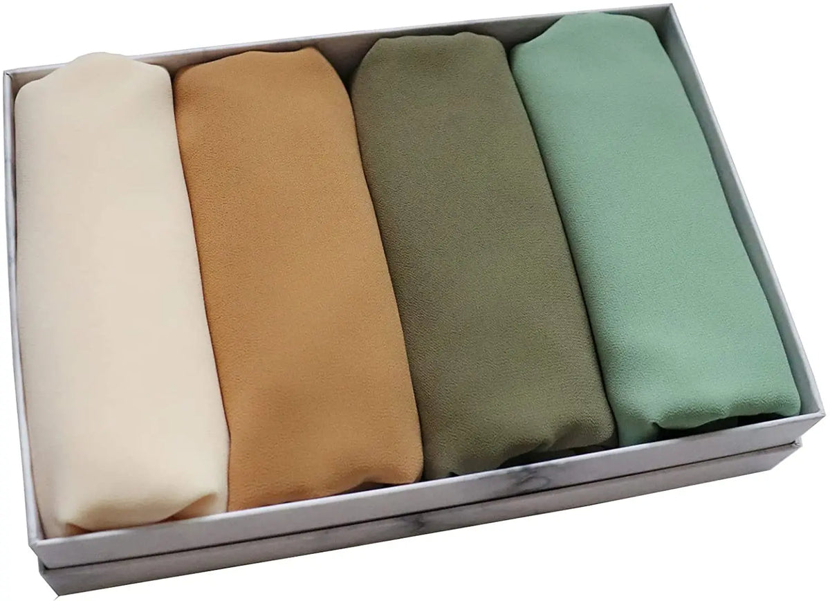 Ein Set aus vier einfachen Chiffon-Instant-Schals in Beige, Tan, Olivgrün und Mintgrün in einer rechteckigen Box.