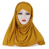 Une femme modélise un châle hijab en jersey de coton jaune moutarde drapé sur sa tête et ses épaules.