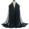 Pañuelo de chifón transparente azul oscuro drapeado sobre un maniquí.