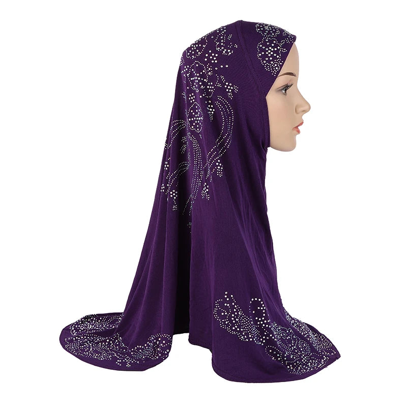 Lila Strass-Hijabschal über den Kopf und Schultern eines Mannequins