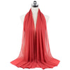 Leuchtend korallenrote Chiffon-Instant-Schal über dem Hals einer Mannequin drapiert.
