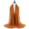 Ein drapierter, verbrannter orangefarbener Chiffon-Instant-Schal auf einem Mannequin.