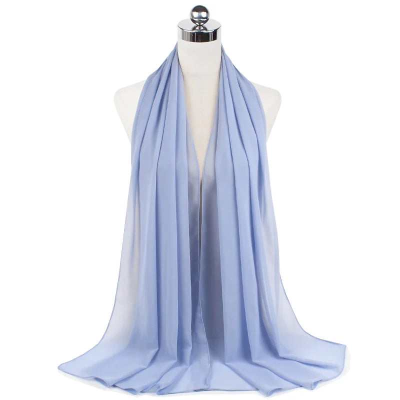 Un pañuelo de chifón azul claro drapeado alrededor del cuello de un maniquí.
