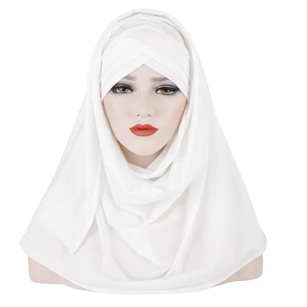 Un foulard châle en jersey de coton doux et blanc drapé sur la tête et les épaules d'une mannequin.