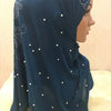 Pañuelo de hijab musulmán de cuentas azul oscuro drapeado en la cabeza y hombro de un maniquí.