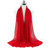 Helles rotes, einfaches Chiffon-Instant-Schal über dem Hals einer Mannequin drapiert.