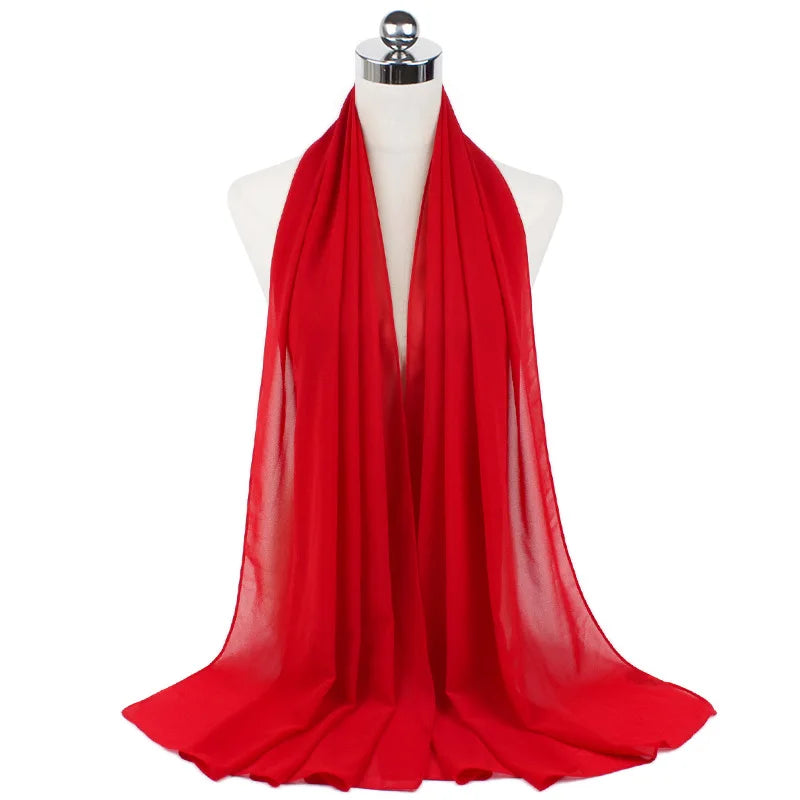 Helles rotes, einfaches Chiffon-Instant-Schal über dem Hals einer Mannequin drapiert.