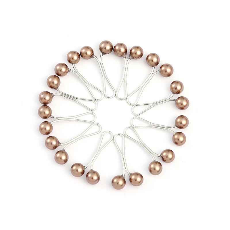 Alfileres para pañuelos con forma de broche de perlas plateadas y antideslizantes en disposición circular.