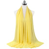 Un pañuelo de chifón amarillo brillante drapeado alrededor del cuello de un maniquí.