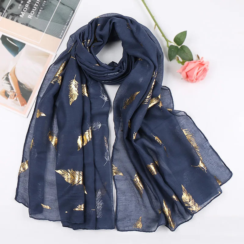 Marineblauer Chiffon-Hijabschal mit goldenen Glitzerfedern auf weißem Hintergrund.
