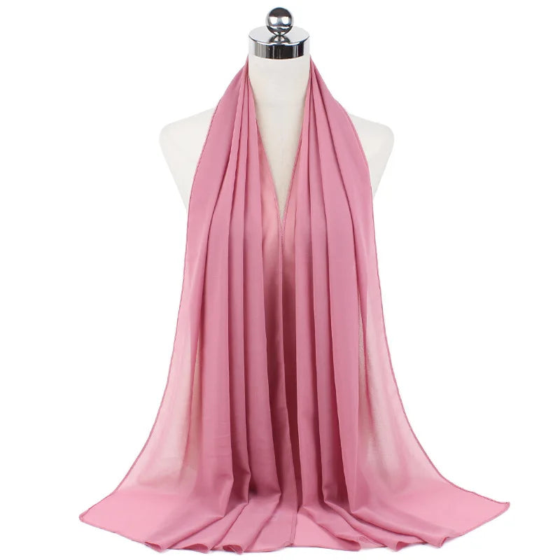 Ein rosa Chiffon-Instant-Schal, über die Halslinie eines Mannequins drapiert.