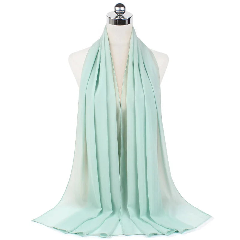 Helles mintgrünes Chiffon-Instant-Schal, um den Hals eines Mannequins drapiert.