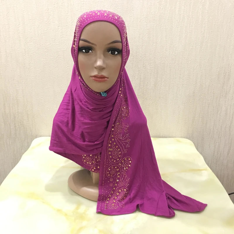 Écharpe de maillot magenta avec des embellissements en cristal drapée autour du cou d'un mannequin.