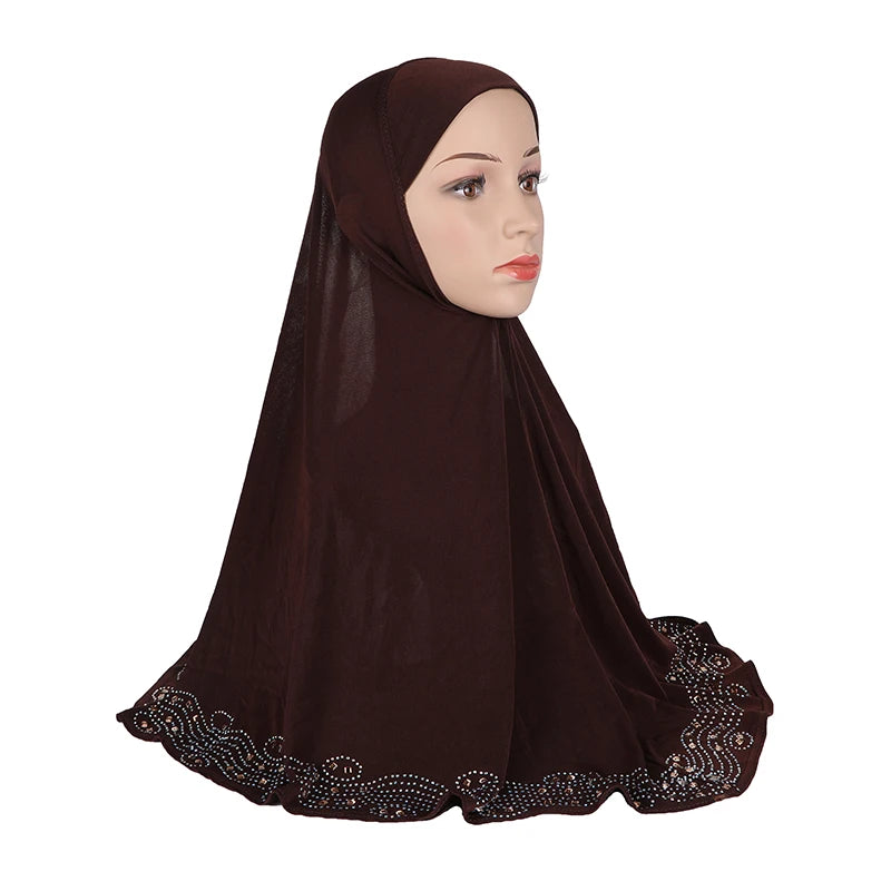 Elegantes, dunkelbraunes Diamant-besetztes Hijab-Schal einer Frau.