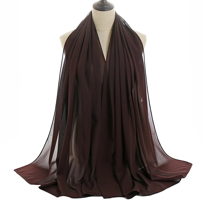 Pañuelo de chifón marrón oscuro drapeado sobre un maniquí.