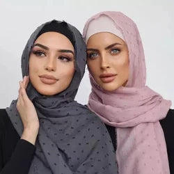 Eine Frau modelliert einen durchgehenden Chiffon-Hijab-Schal in Grau- und Pinktönen.