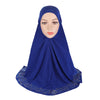 Königlicher blau Diamantverzierte Hijab-Schal von einem Model.
