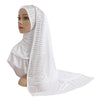 Écharpe en jersey de coton blanc élégante avec des accents diamantés drapée sur la tête et l'épaule d'un mannequin.