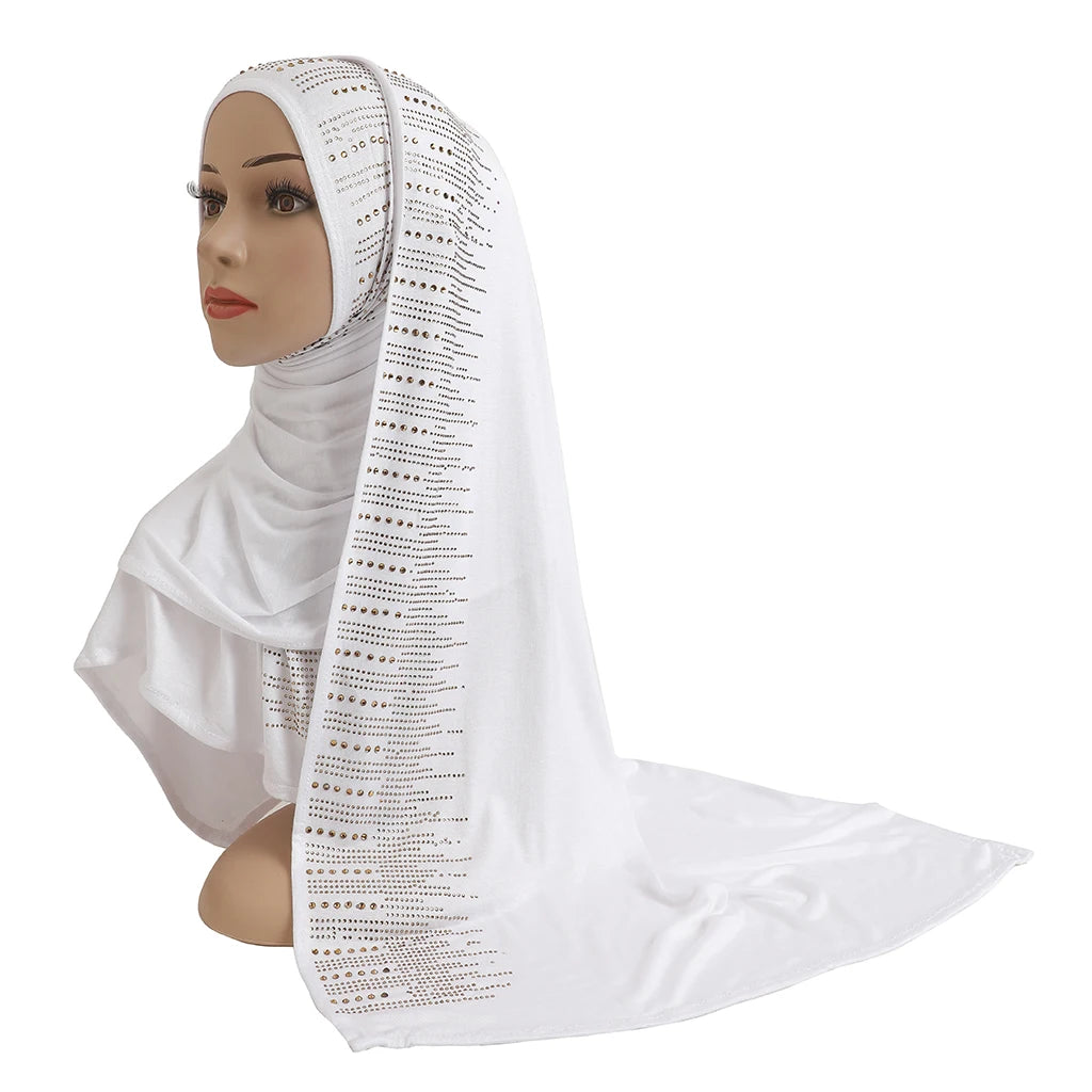 Écharpe en jersey de coton blanc élégante avec des accents diamantés drapée sur la tête et l'épaule d'un mannequin.