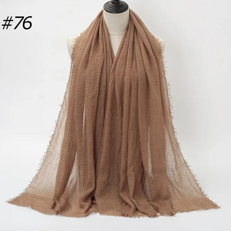 Beige gekräuseltes Baumwoll-Hijab-Tuch um den Hals einer Mannequin