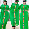 Drei Modelle tragen leuchtendgrüne Kaftan-Sets mit farbigem Zierrand und Sonnenbrillen