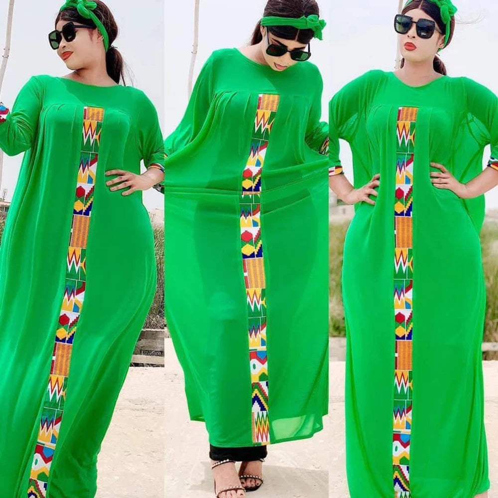 Drei Modelle tragen leuchtendgrüne Kaftan-Sets mit farbigem Zierrand und Sonnenbrillen