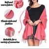 Una mujer modela una bufanda o chal rosa multiusos sobre un vestido negro.