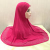 Leuchtend magentischer Diamantverzierte Hijab-Schal einer Modelin.