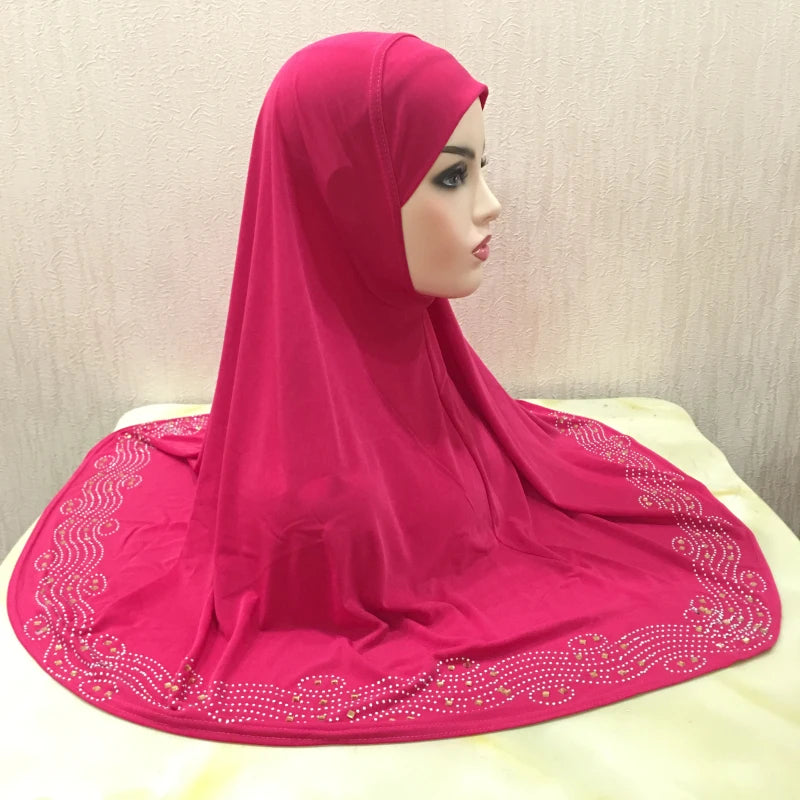 Leuchtend magentischer Diamantverzierte Hijab-Schal einer Modelin.