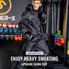 Un modèle masculin portant une combinaison de fitness noire avec des gants dans un gymnase.