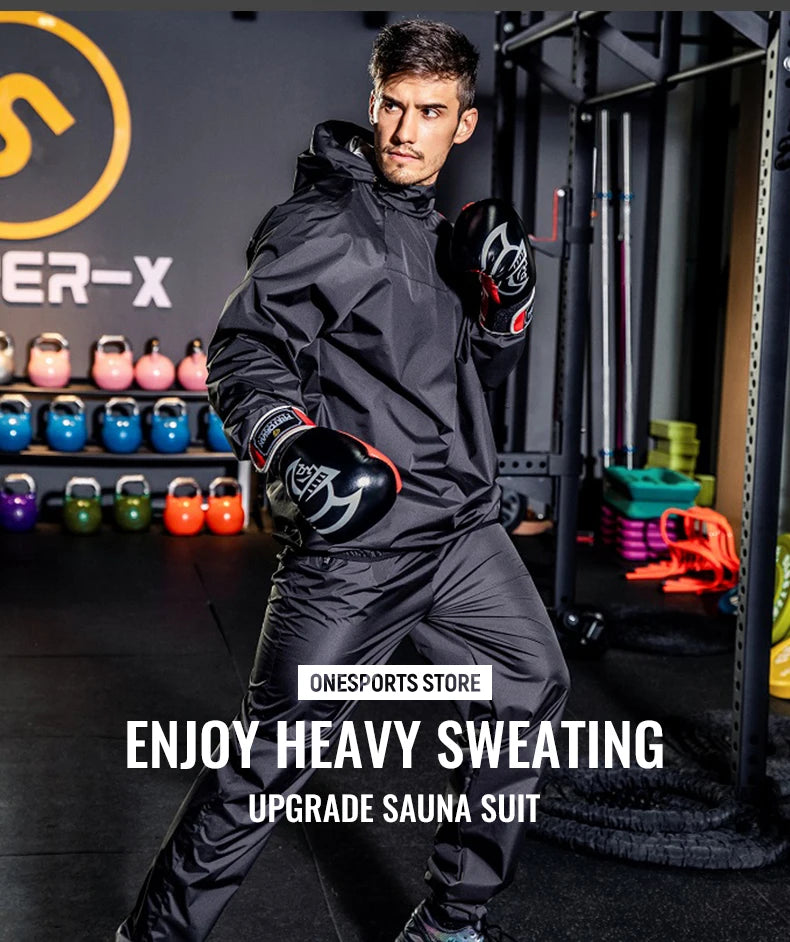 Un modèle masculin portant une combinaison de fitness noire avec des gants dans un gymnase.