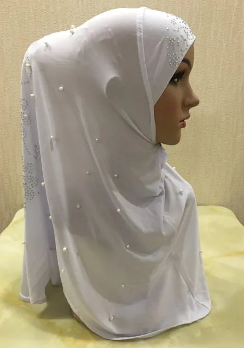 Pañuelo musulmán bordado blanco de cuentas drapeado en un maniquí.
