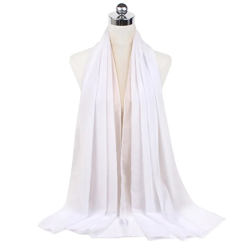 Pañuelo de chifón blanco premium drapeado en el cuello de un maniquí.