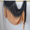 Pañuelo de hijab en gradiente negro y cobre de rayón, colgado en una cuerda de ropa.