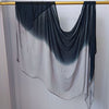 Pañuelo de hijab de algodón rayón en degradado azul oscuro y blanco colgando en una varilla de madera.