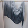 Pañuelo de hijab de algodón rayón con degradado transparente y fluído colgado en una cuerda de ropa.