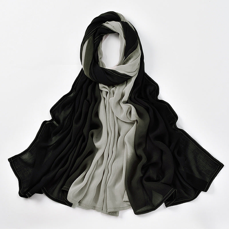 Elegant drapierter schwarzer und grauer Farbverlauf-Seidenschal als Hijab.