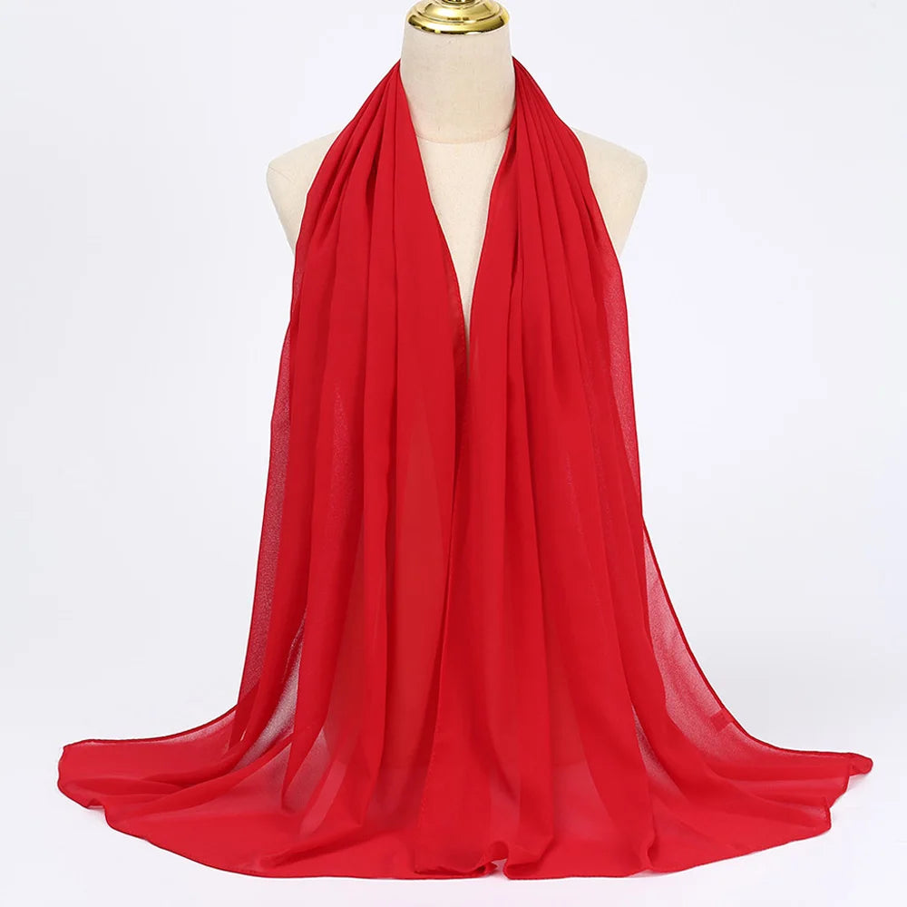 Helles rotes Chiffon-Hijab-Schal über dem Hals und den Schultern einer Mannequin drapiert.