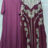 Tiefviolettes Batwing-Robe mit silberner Paillettenstickerei und Fransenverzierung.