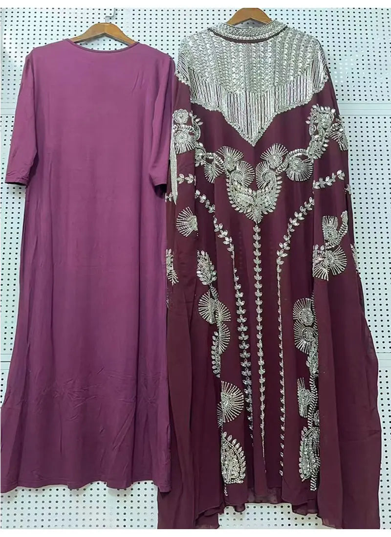 Tiefviolettes Batwing-Robe mit silberner Paillettenstickerei und Fransenverzierung.