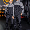 Un modèle masculin et féminin portant une combinaison de sport gris foncé dans un studio.