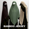 Drei Frauen tragen fließende Bambus-Jersey-Khimars in Braun-, Grün- und Beige-Tönen.