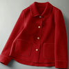 Manteau chemise en laine rouge vif pour femme, présenté en vue de dessus sur fond gris.