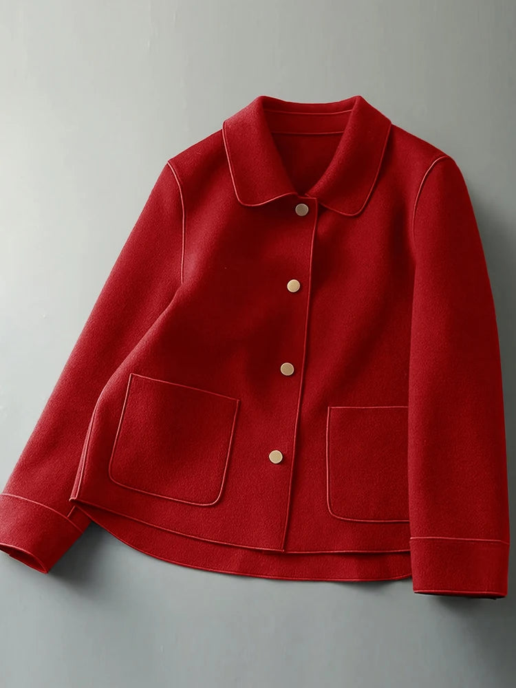 Manteau chemise en laine rouge vif pour femme, présenté en vue de dessus sur fond gris.