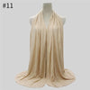 Beige Baumwoll-Jersey-Hijab-Schal, drapiert um einen Mannequin.