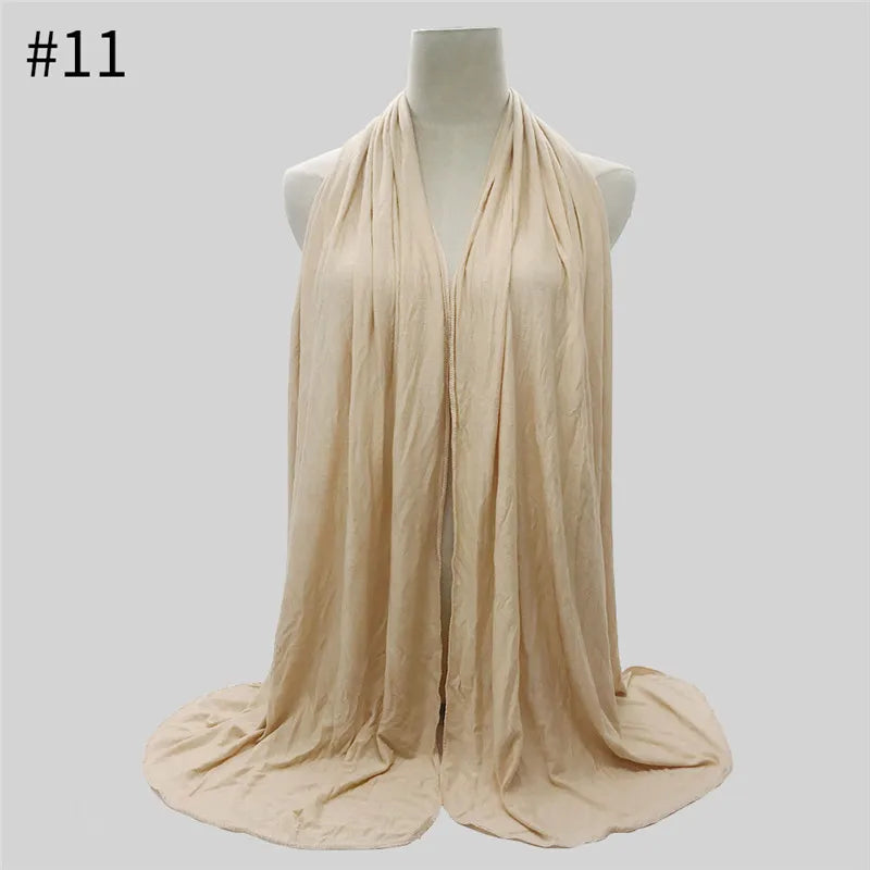 Beige Baumwoll-Jersey-Hijab-Schal, drapiert um einen Mannequin.