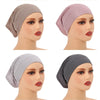 Ein Set von fünf Frauen, die weiche Modakotton-Inner-Hijabs oder Schals in neutralen Farben wie Weiß, Beige und Grau tragen.