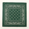 Écharpe en coton vert foncé avec motifs paisley et géométriques blancs.