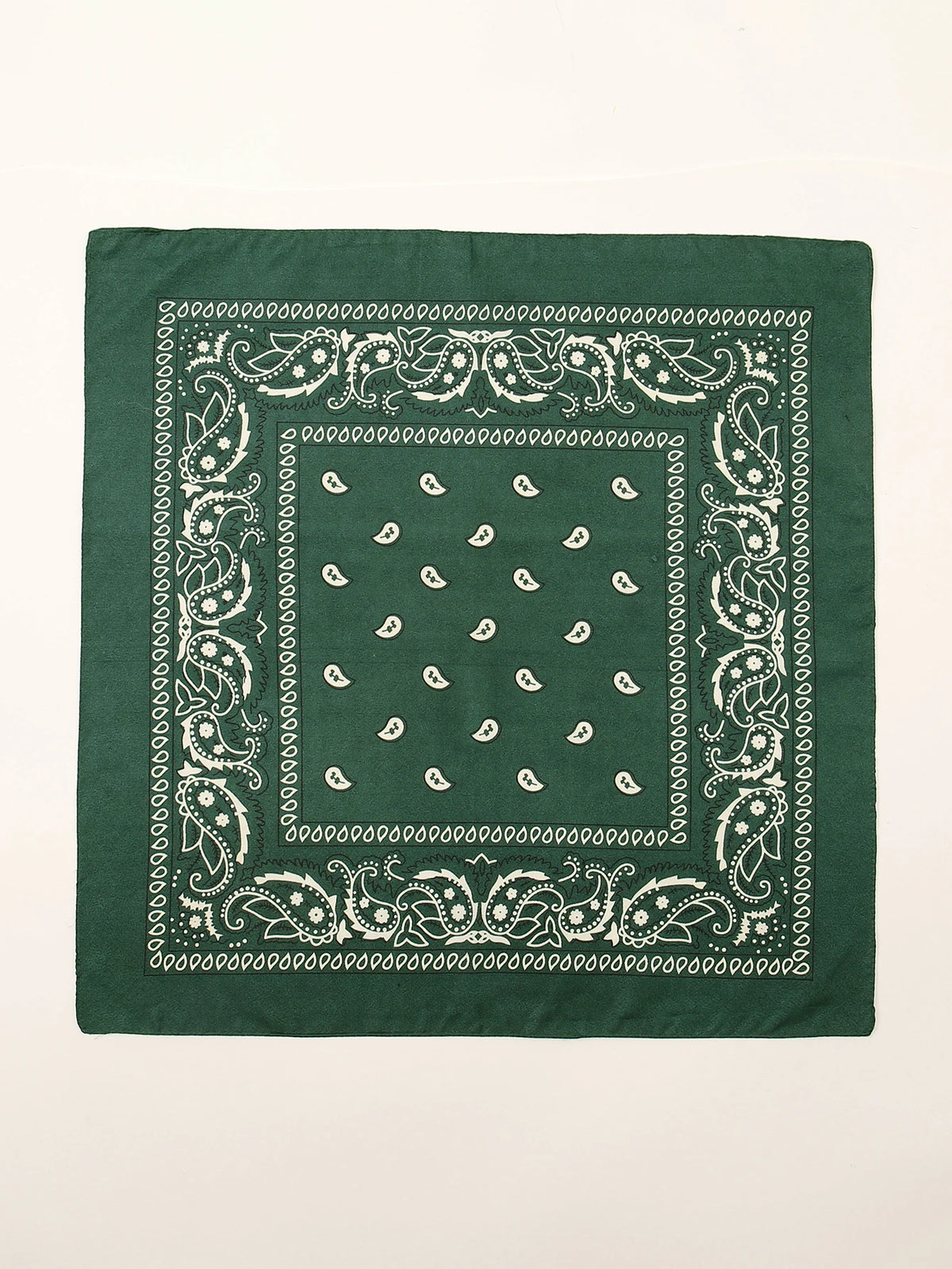 Écharpe en coton vert foncé avec motifs paisley et géométriques blancs.